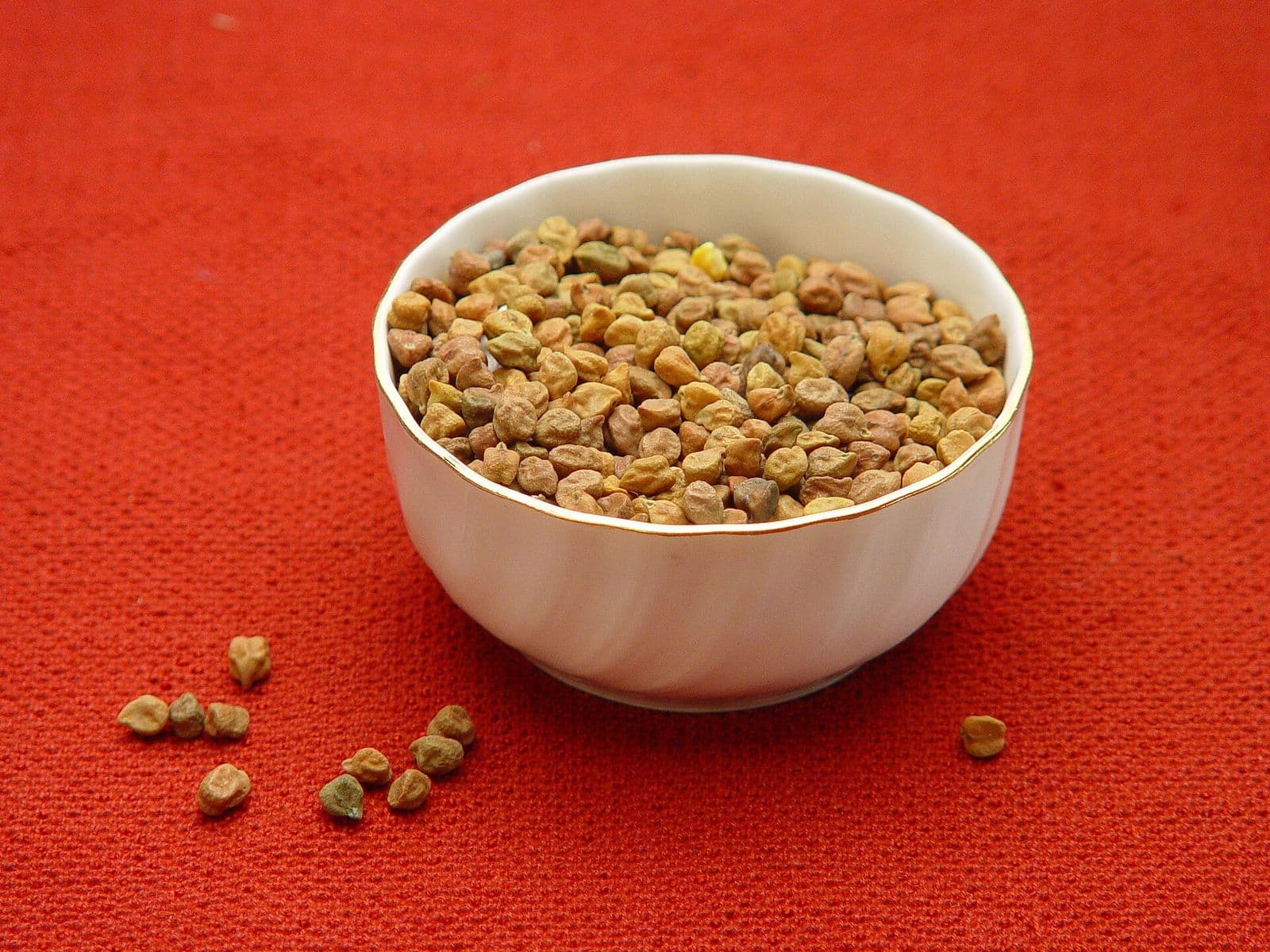Desi chickpeas passing over a size-grading screen at the cleaning line